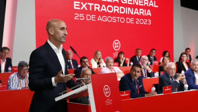 Luis Rubiales s’aferra al càrrec i no dimiteix