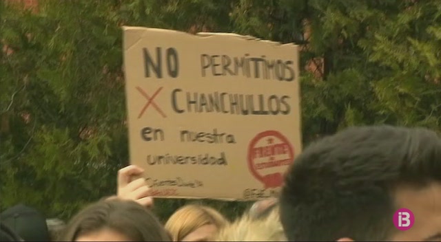 Centenars+d%E2%80%99estudiants+de+la+Universitat+Rey+Juan+Carlos+es+manifesten+pel+cas+Cifuentes