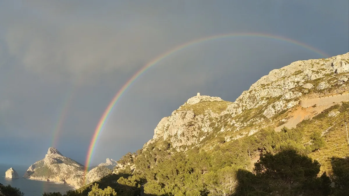 Un arc de Sant Martí perfecte copsa la mirada al nord i l’est de Mallorca