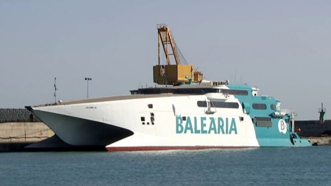 El vent obliga a tancar el port de Ciutadella al trànsit marítim