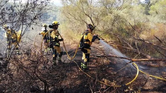 Extingit l’incendi forestal que ha obligat a evacuar la platja de s’Amarador