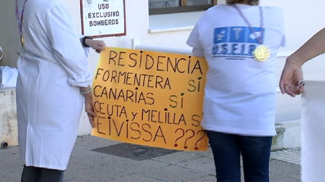 Protesta de sanitaris per la visita d’Armengol al nou centre de salut de Vila