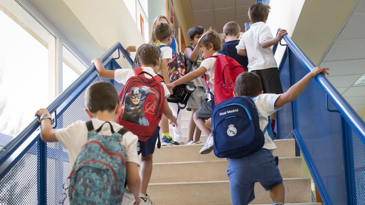 Associacions de pares i mares critiquen el tancament una hora abans de les classes per les eleccions sindicals