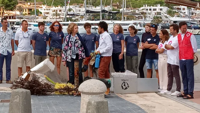 La reina Sofia participa en la recollida de residus marins a Mallorca