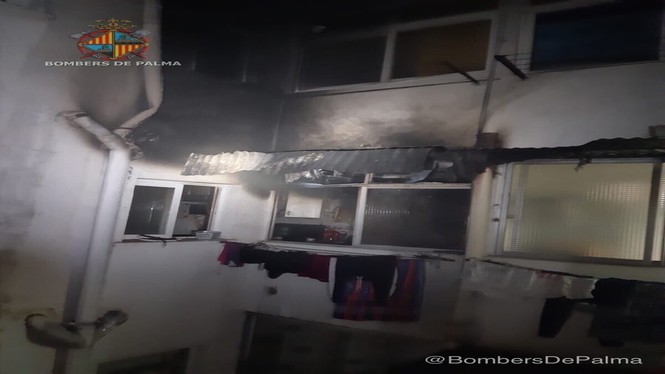 Un pis de Palma ha estat desallotjat per l’incendi causat per una paella oblidada al foc