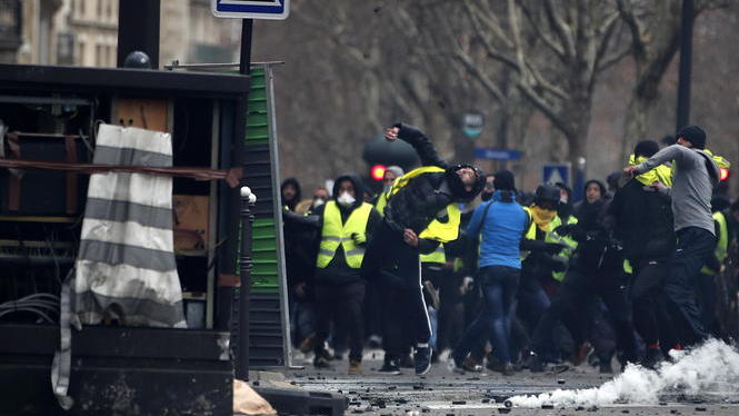 Una cinquantena de ferits i més de 670 detinguts a París en les protestes dels Armilles Grogues