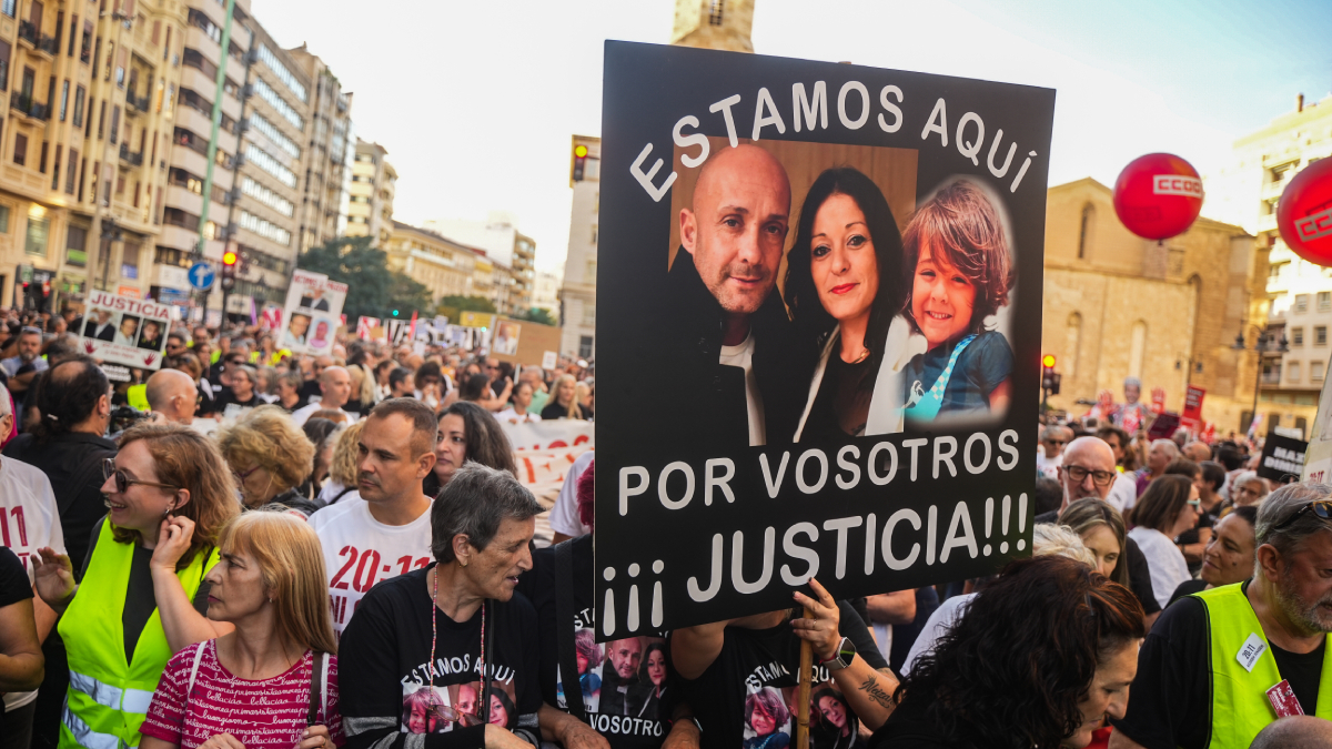 La dotzena manifestació demanant la dimissió de Mazón aplega milers de persones