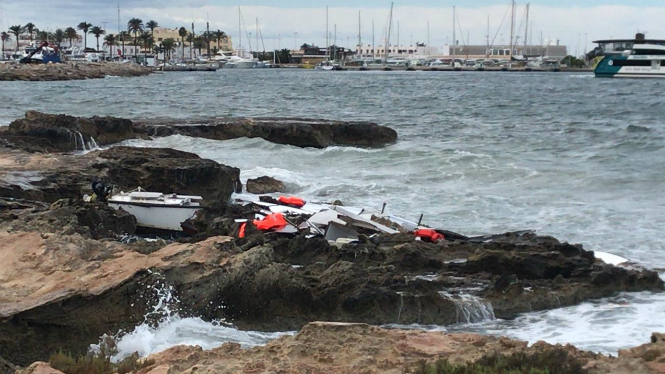 Apareixen restes de dues embarcacions d’oci a Cavall d’en Borràs a Formentera