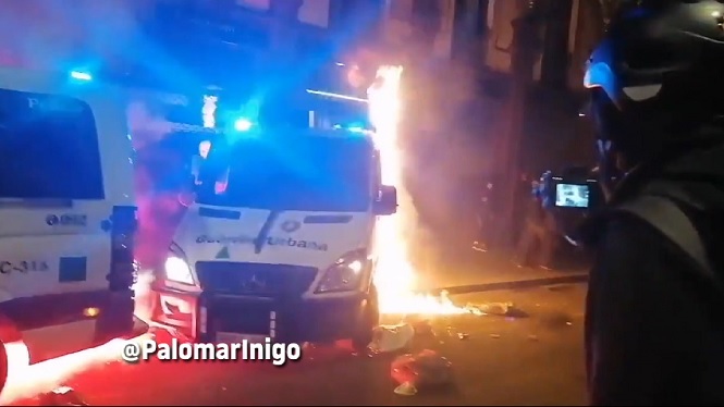 Incendien un furgó amb un policia dins en una nova nit d’aldarulls a Barcelona
