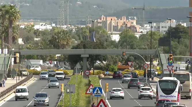 El Consell d’Eivissa dona una nova passa per limitar l’entrada de vehicles a l’illa