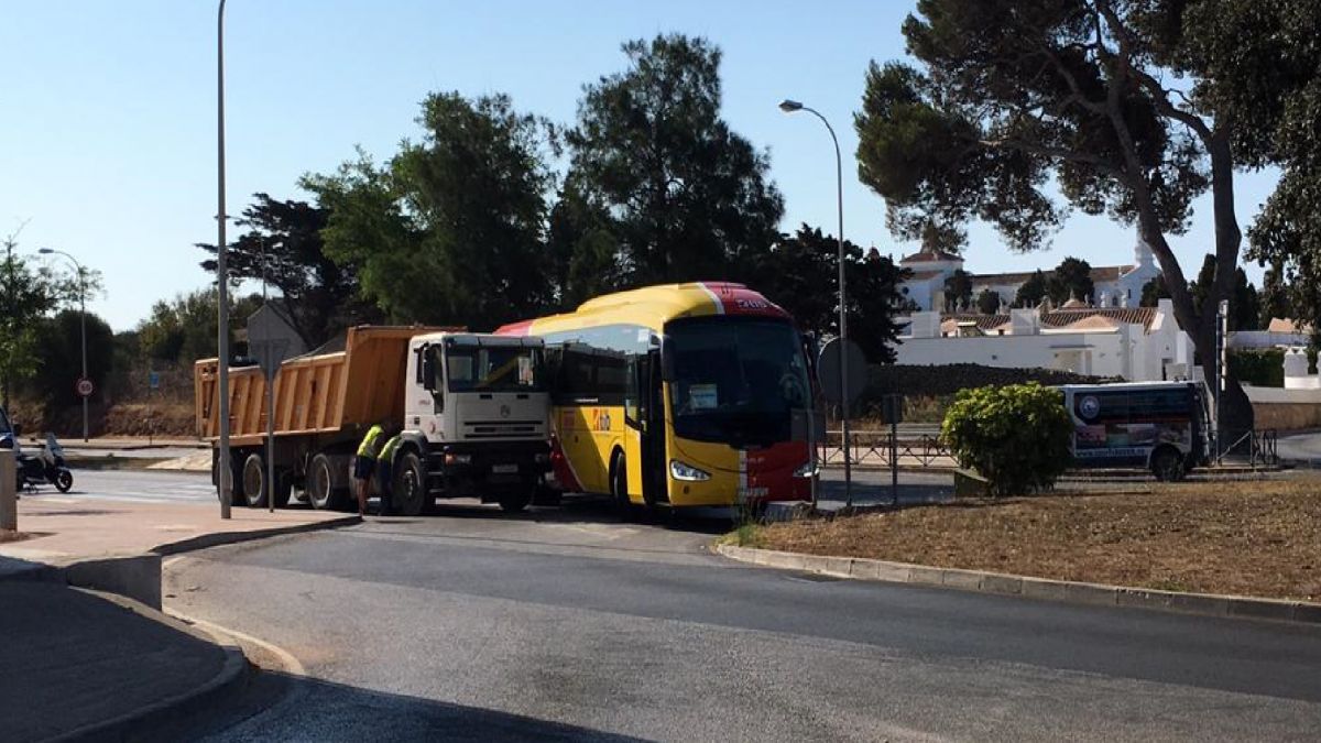 Un camió avariat i un autobús embussen la Via Ronda de Maó