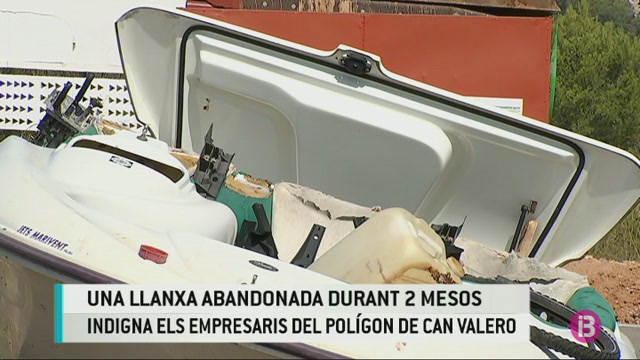 Una+llanxa+abandonada+durant+dos+mesos+indigna+els+ve%C3%AFnats+de+Can+Valero