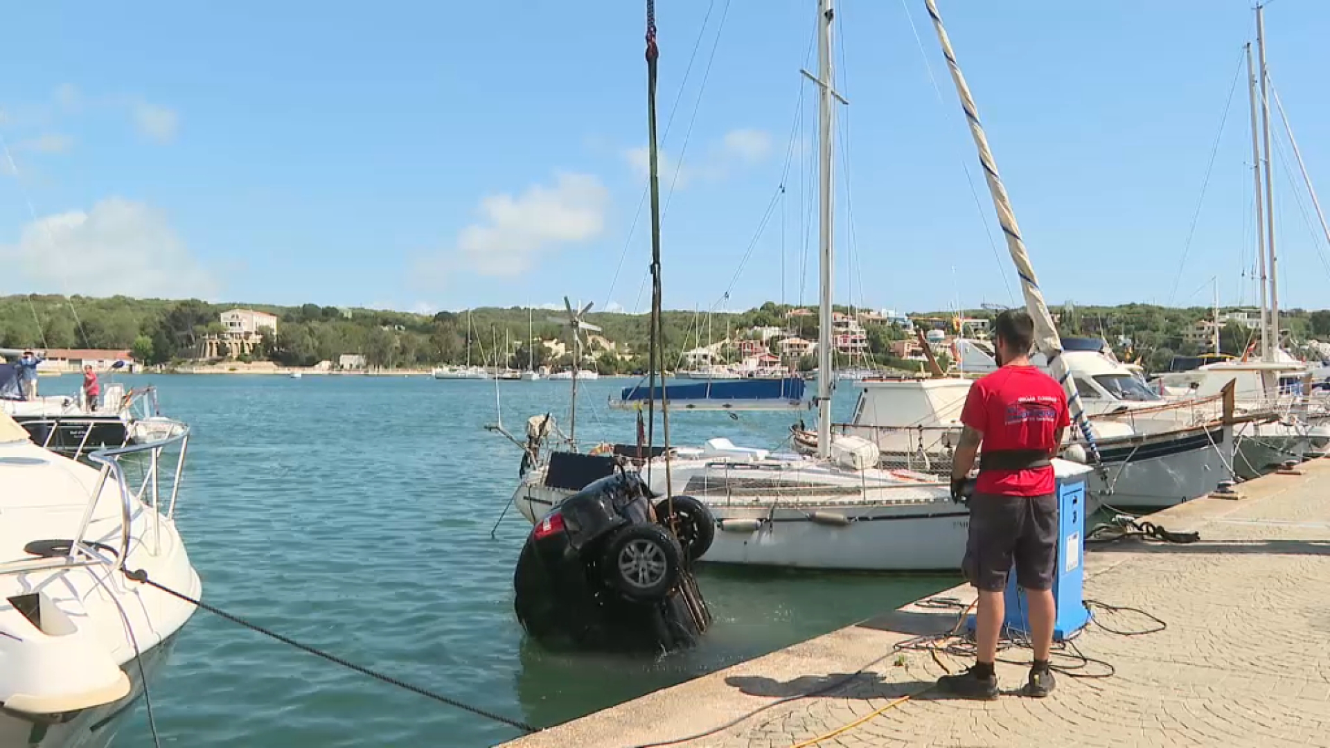 Treuen de la mar el cotxe enfonsat accidentalment diumenge de matinada al port de Maó