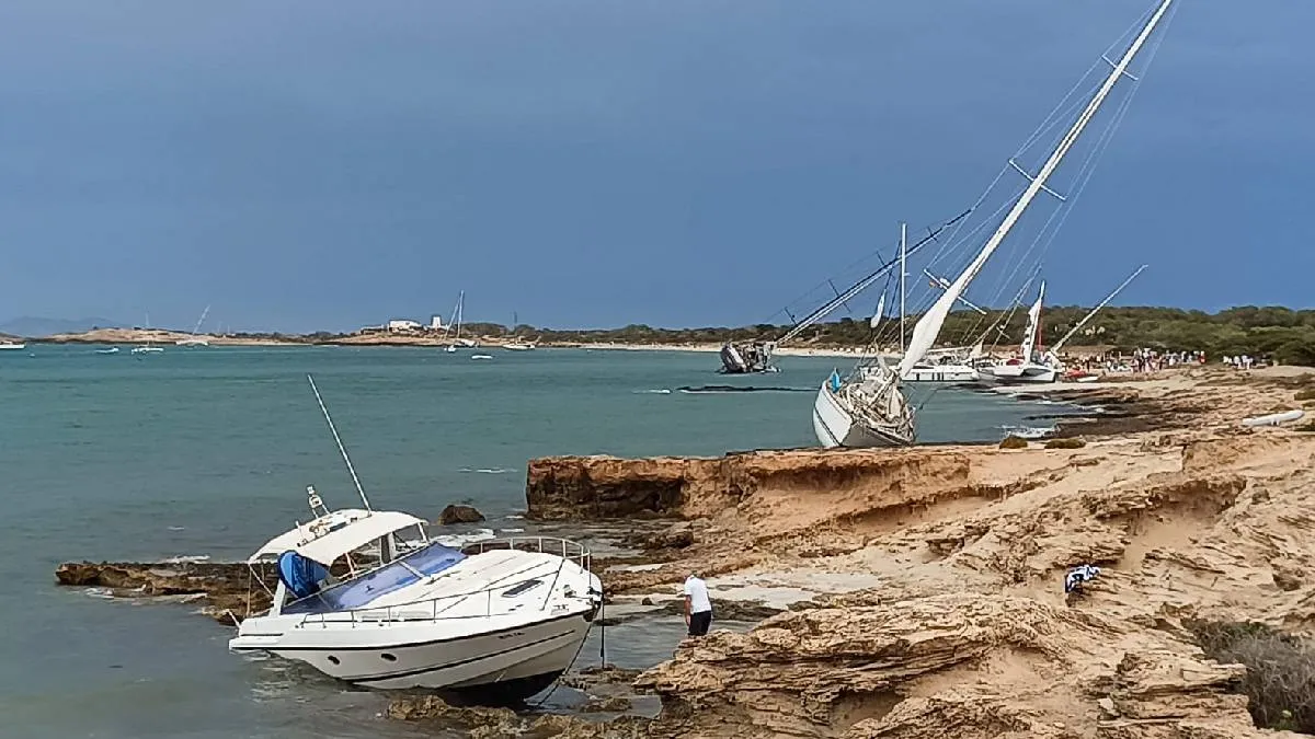 Els efectes de la tempesta: una quinzena d’embarcacions varades a Formentera