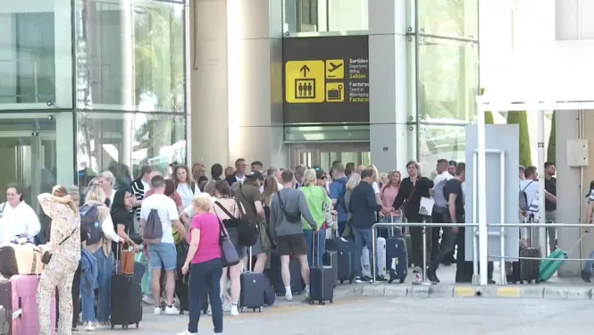 L’aturada dels VTC a l’aeroport de Palma ocasiona la saturació dels taxis en una jornada amb 700 vols