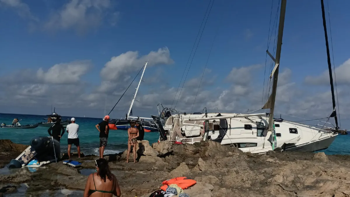 Quatre dies després de la tempesta continuen retirant velers varats a Formentera