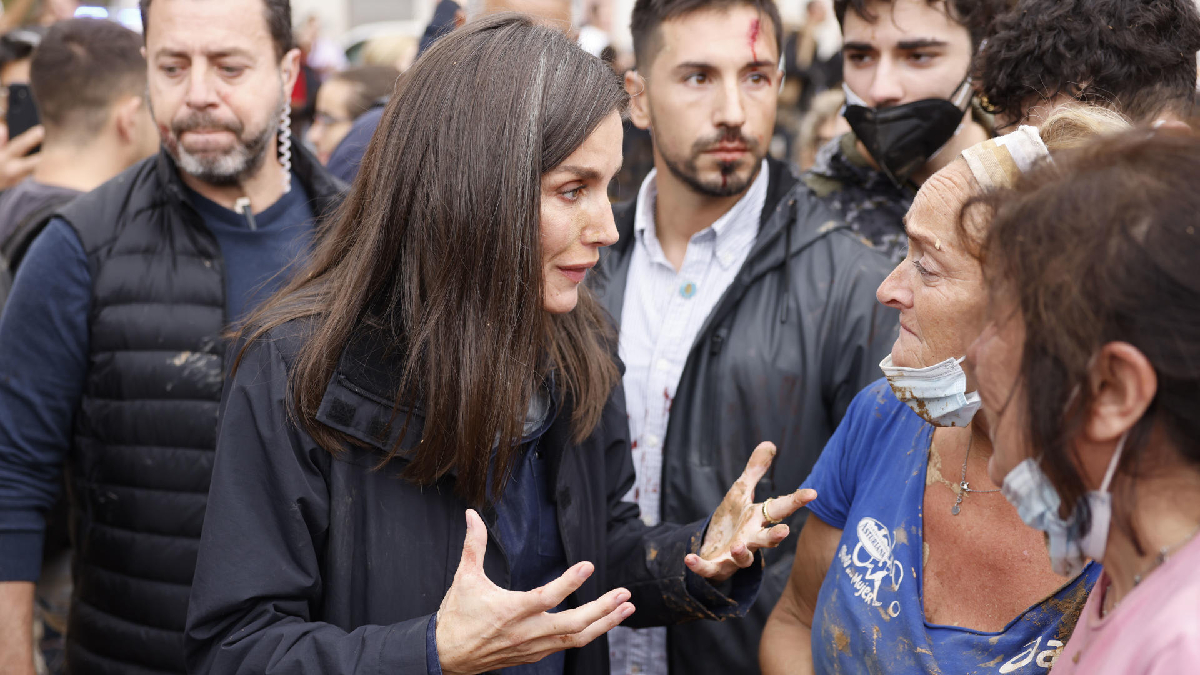 La reina Letícia es posa a plorar després de sentir el testimoni dels veïns de Paiporta