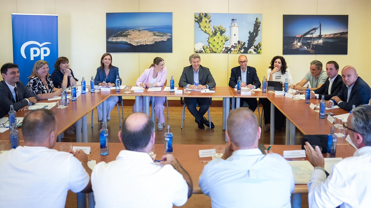 Feijóo visita Formentera per conèixer l’afectació de la crisi migratòria