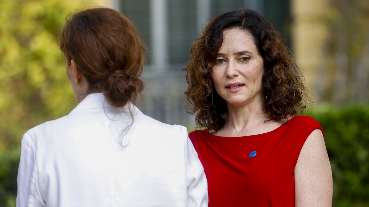 Ayuso surt durant les intervencions de Pradales i Illa, però no en la de Prohens
