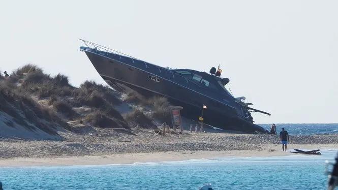 Un iot acaba pujat a les dunes de s’Espalmador després de patir un accident marítim