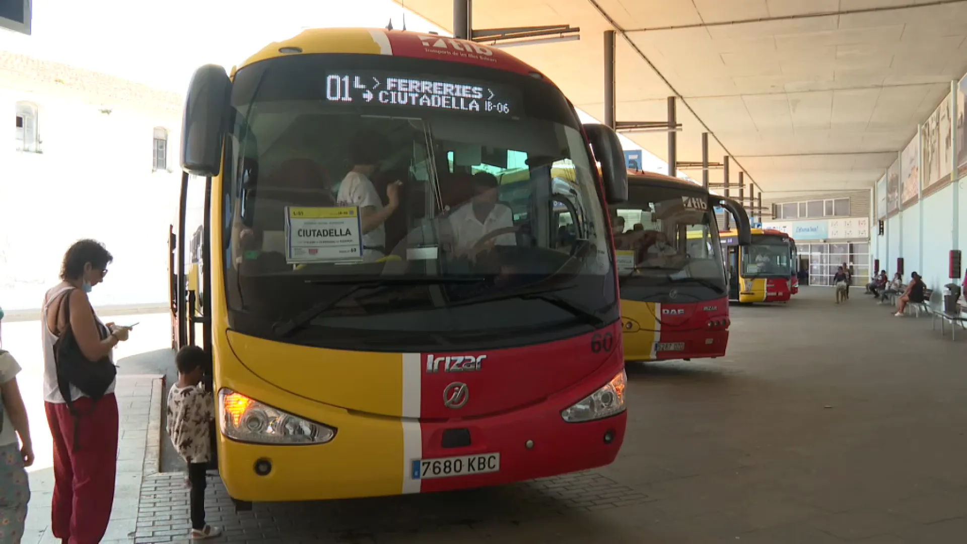 El Govern demana la pròrroga dels convenis per finançar el descompte del bus a Menorca, Eivissa i Formentera
