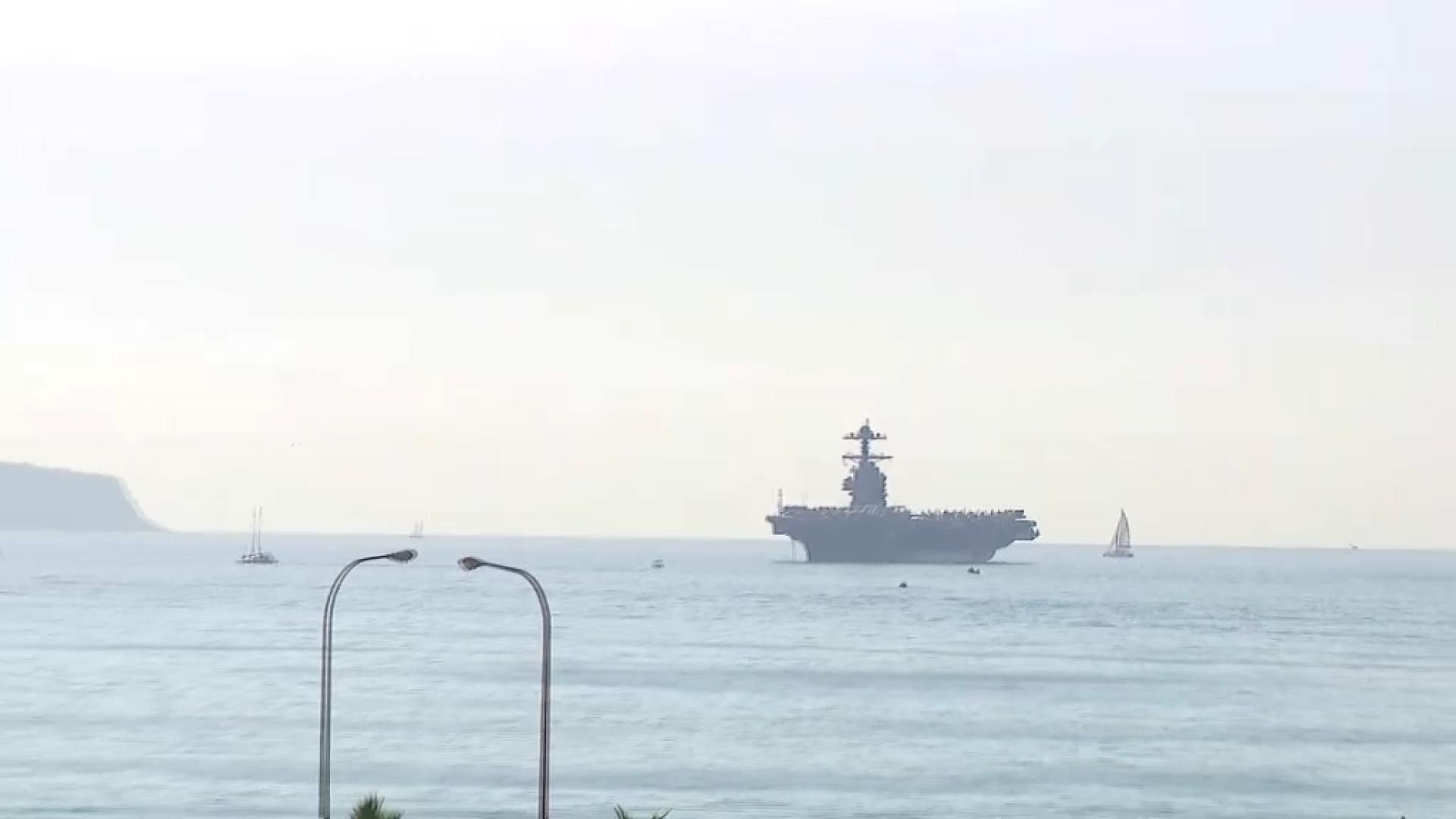 Desembarquen a Mallorca els 4.500 marins del portaavions més gran del món fondejat a la badia de Palma