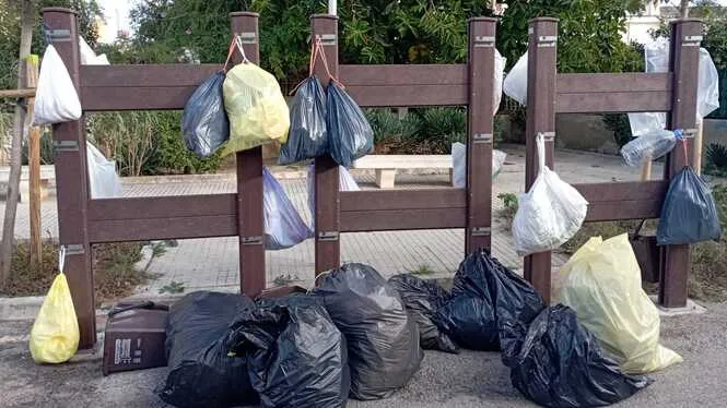 Els veïns de Son Sardina denuncien la brutícia que s’acumula en un punt de recollida de residus
