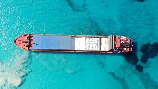 Sense data ni pla per desencallar el vaixell de càrrega de la platja de Migjorn de Formentera