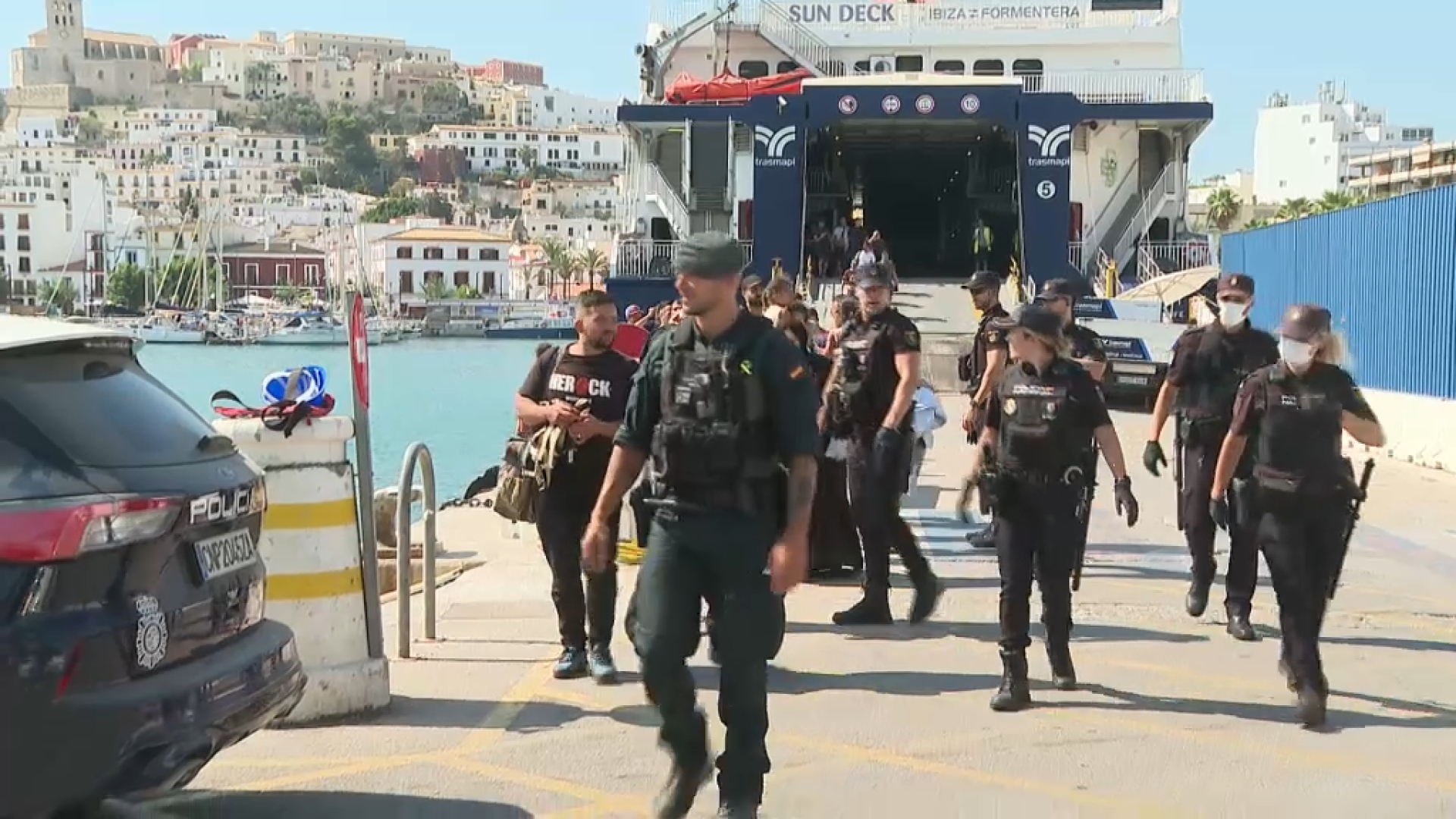 El centenar de migrants arribats de Formentera ja són a Eivissa coincidint amb més de 12.000 creueristes