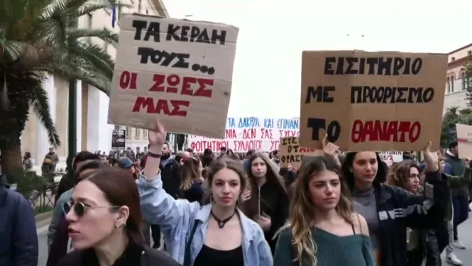 Milers de persones surten al carrer a Atenes per demanar responsabilitats per l’accident de trens de Tempe
