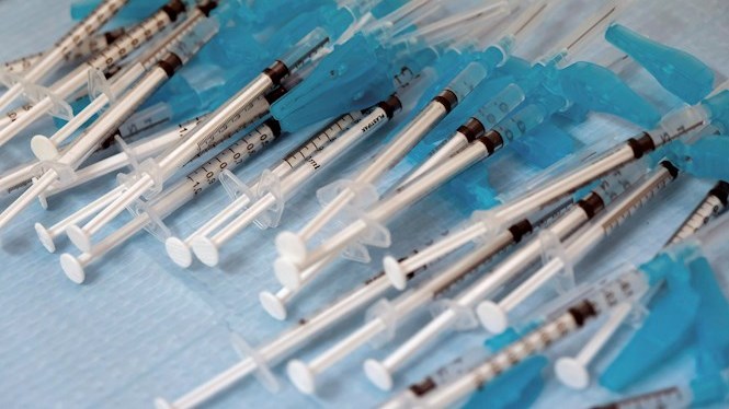 Arriba el primer enviament de vacunes AstraZéneca a Espanya