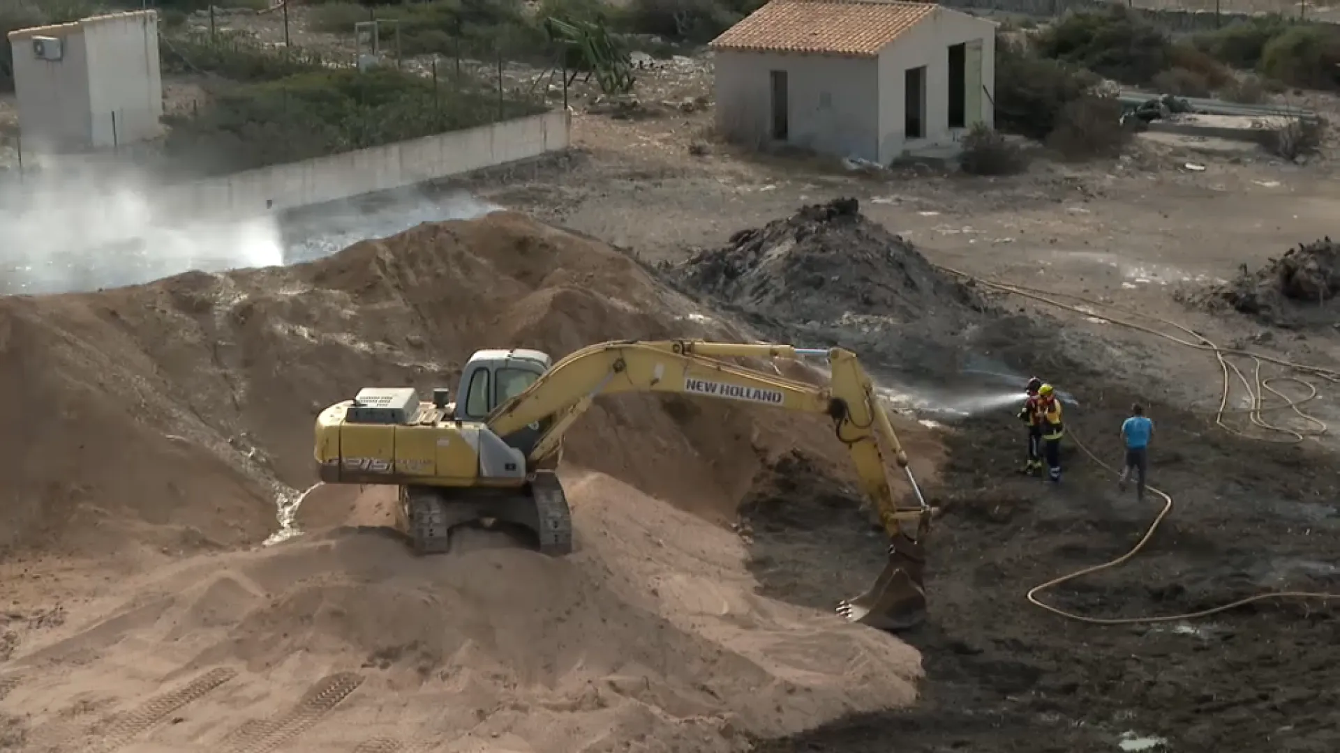 El vent dificulta encara les tasques d’extinció de l’incendi a l’abocador de Formentera