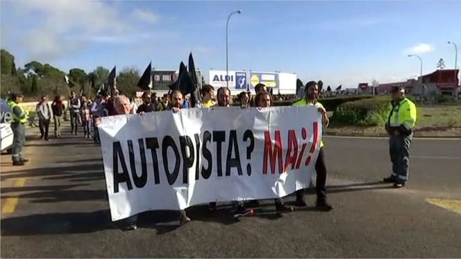 Unes+300+persones+marxen+contra+el+desdoblament+de+Llucmajor-Campos