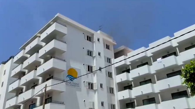 Reallotgen els turistes afectats per l’incendi als apartaments Mar i Vent de Sant Antoni