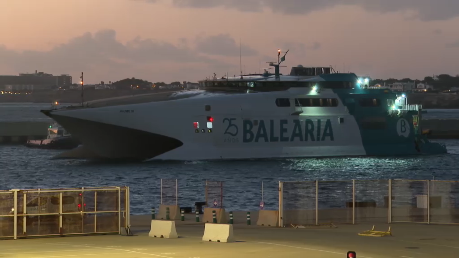 El port de Ciutadella reobre unes hores i permet l’arribada del ferri d’Alcúdia