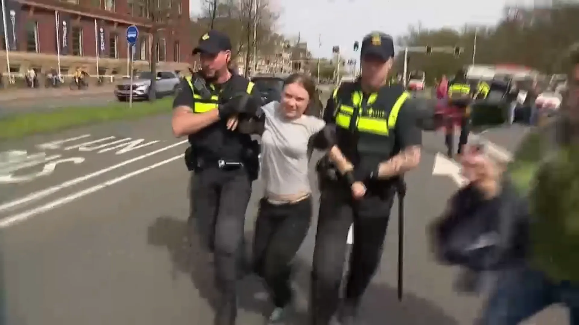 Detinguda+l%E2%80%99activista+Greta+Thunberg+durant+una+protesta+a+La+Haia