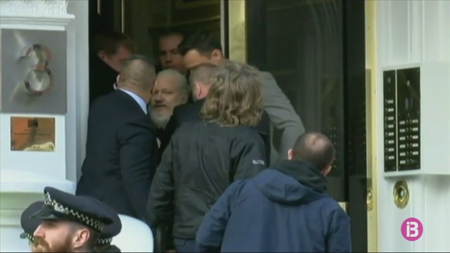 Julian+Assange%2C+detingut+per+la+policia+a+l%E2%80%99ambaixada+de+l%E2%80%99Equador+a+Londres