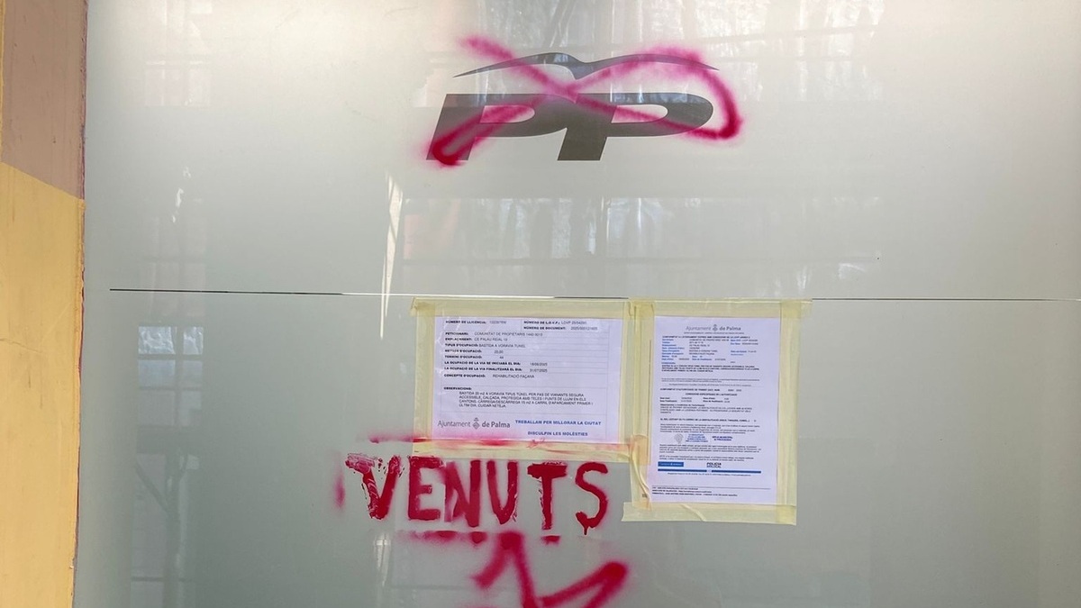 Pintades a la façana de la seu del Partit Popular a Palma