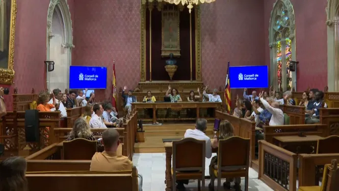 El Consell de Mallorca valida els patrocinis a Reial Mallorca i Atlètic Balears en un ple farcit de retrets