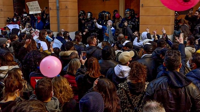 4.000 manifestants, segons la Policia, tallen carrers de Palma i arriben al Parlament al crit d’“Armengol dimissió”