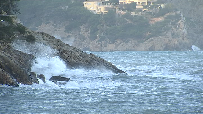 Ignacio impacta amb vents forts de més de 110 quilòmetres per hora i onades de més de set metres