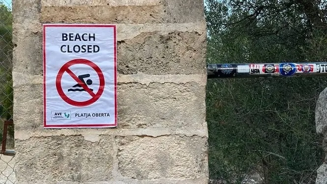 Pengen cartells per cales de Mallorca que prohibeixen el bany en anglès però que en català assenyalen que no hi ha cap perill