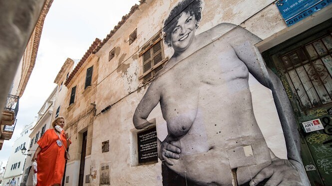 Restauren un mural dedicat al càncer de mama que havia estat objecte d’actes vandàlics a Ciutadella