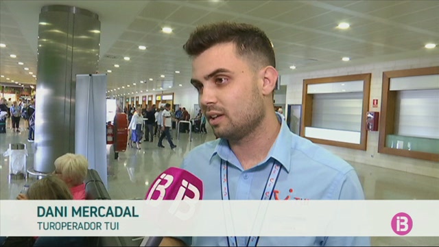 El+refor%C3%A7+policial+retorna+la+normalitat+a+l%E2%80%99Aeroport+de+Menorca+en+un+divendres+de+2.000+passatgers+brit%C3%A0nics+en+dues+hores