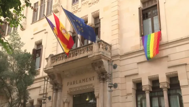 El Jutjat admet a tràmit la demanda de Le Senne i Vox per la penjada de la bandera LGTBI+ al Parlament