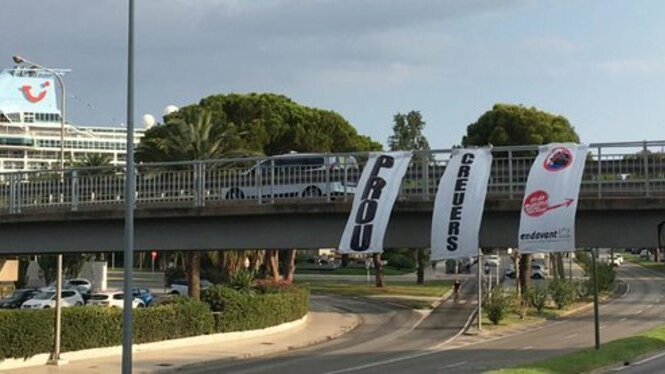 Endavant penja tres pancartes per protestar contra l’arribada “massiva” de creuers a Palma