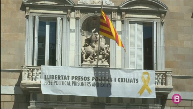 Torna+a+penjar+la+pancarta+independentista+del+Palau+de+la+Generalitat
