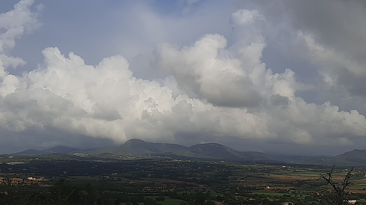 Avís taronja a Mallorca i Menorca a partir d’avui vespre: es poden acumular 80 l/m² en 12 hores