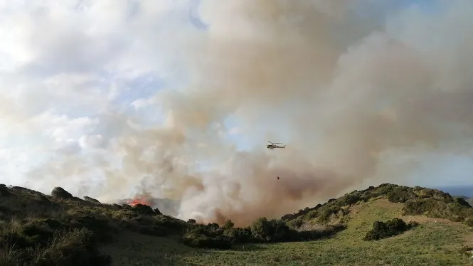 Els equips d’extinció quedaran tot el vespre per controlar l’incendi declarat a Serra, as Mercadal