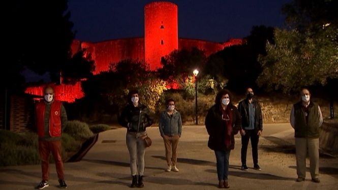El Castell de Bellver es tenyeix de vermell per commemorar el Dia contra la sida